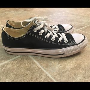 Black converse worn once! Great condition. Women 9